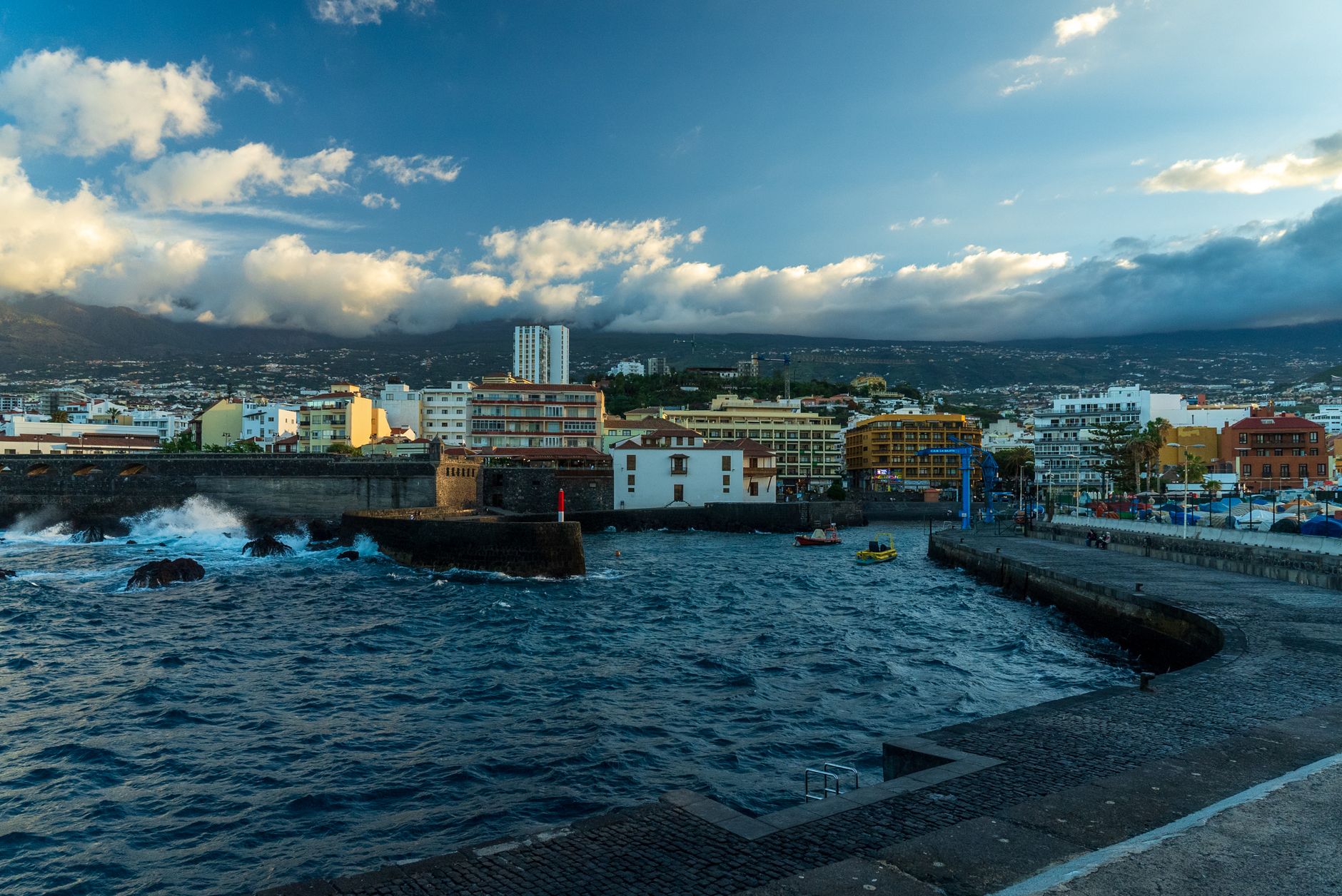 La Travesía del Archipiélago de las Azores en Barco de Línea: Guía de Navegación e Insularidad Oceánica en el Atlántico Medio