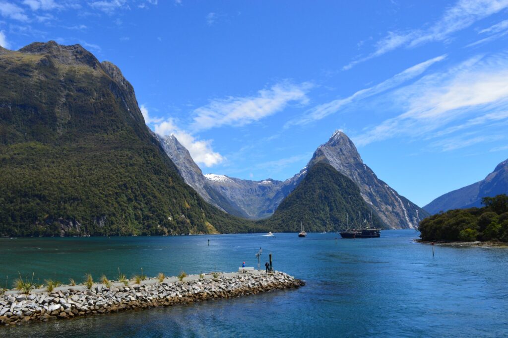 El silencio milenario de los fiordos de Milford Sound: navegación de bajura y arquitectura de granito en los abismos de Nueva Zelanda