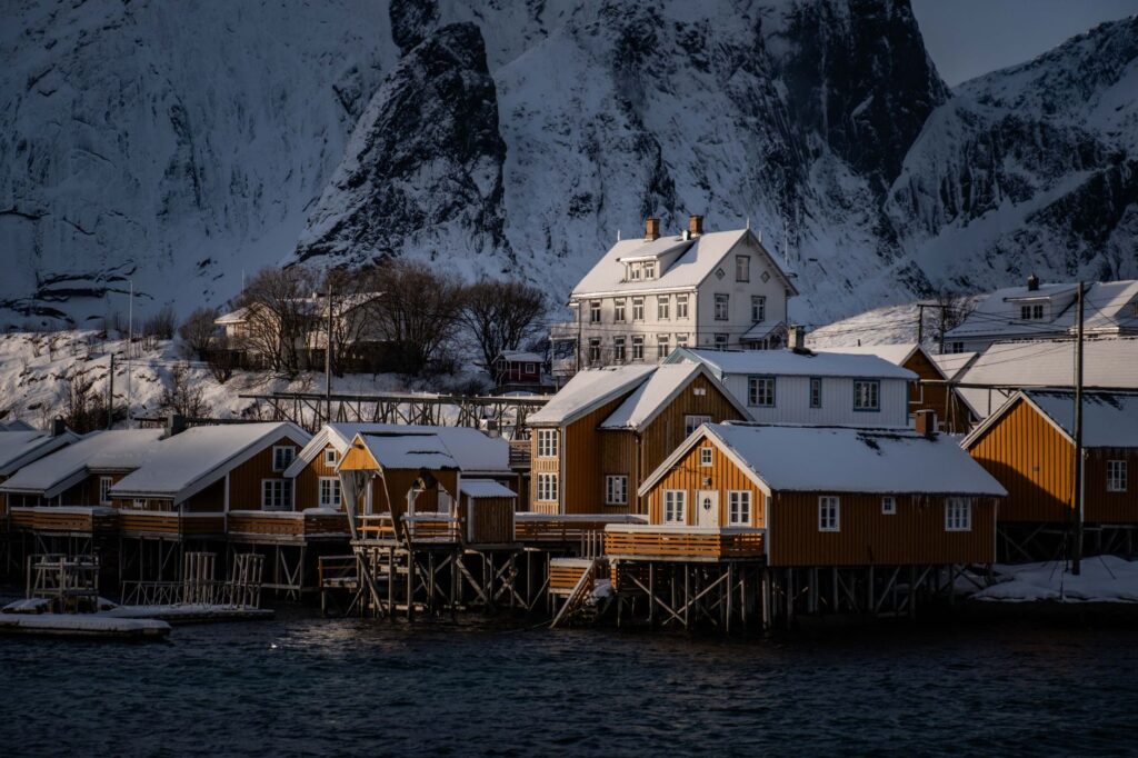 El laberinto intermodal del archipiélago de las Lofoten: transbordadores, carreteras voladizas y la frágil movilidad del Círculo Polar