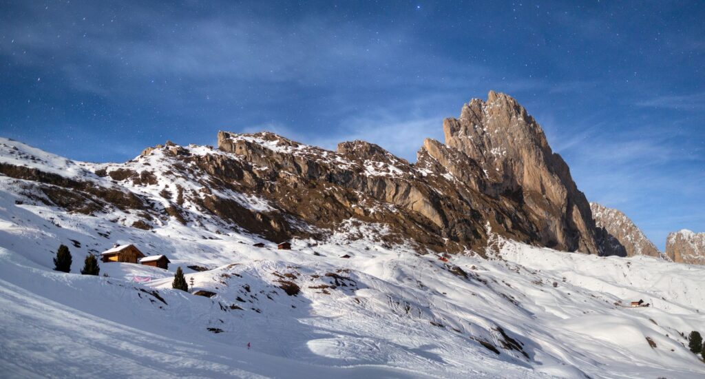 La Travesía del Sendero de Alta Ruta de los Dolomitas Vía Ferrata en Italia: Guía de Expedición y Escalada Vertical por los Murallones Calcáreos de los Alpes
