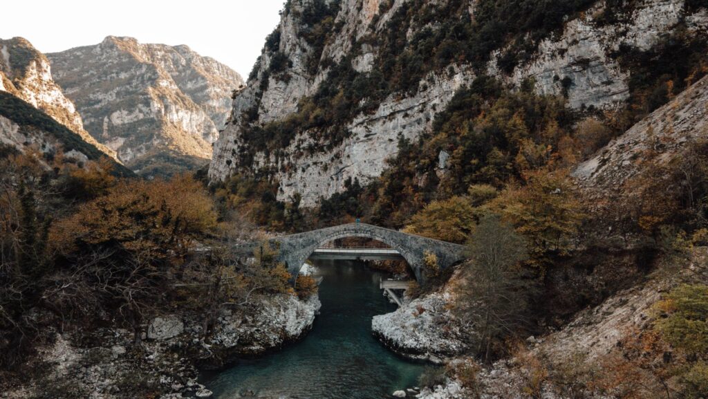 El latido meridional del Epirus: Redes de piedra, gargantas fluviales y la conectividad aislada de los pueblos de Zagori