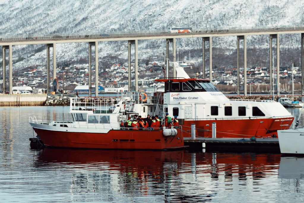 El latido del ferry de Tromsø a las islas Lofoten: navegación ártica y travesía por los fiordos noruegos