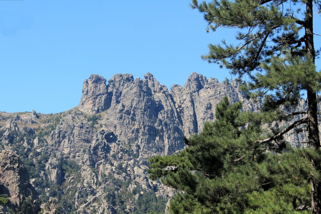 La Travesía del Sentero de GR 20 en Córcega: Guía de Expedición y Senderismo por la Cresta Granítica del Mediterráneo