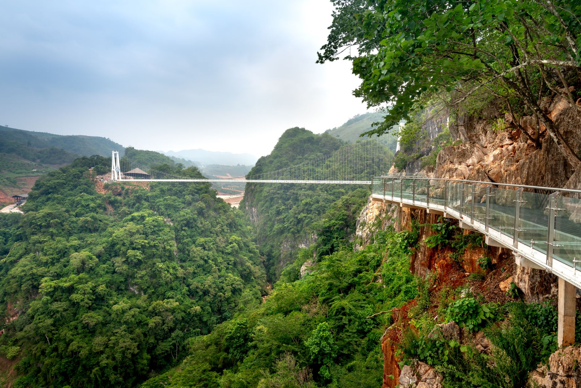 El laberinto vertical de Guizhou: ingeniería de puentes y la conectividad invisible en los desfiladeros kársticos de China