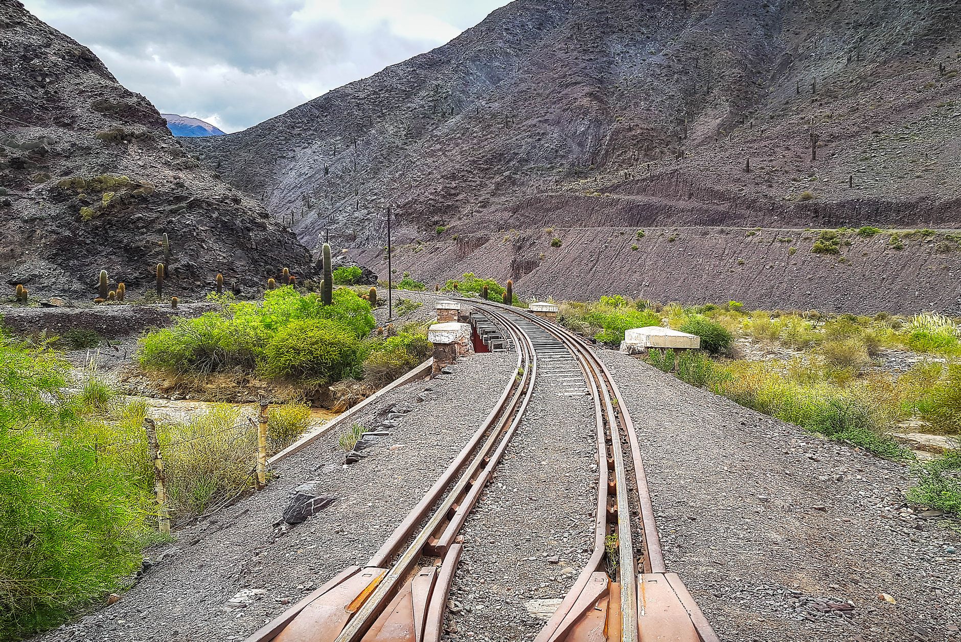 El Ferrocarril del Decauville de Mynmar: Vías portátiles, ingeniería británica y el patrimonio ferroviario olvidado de los valles fluviales