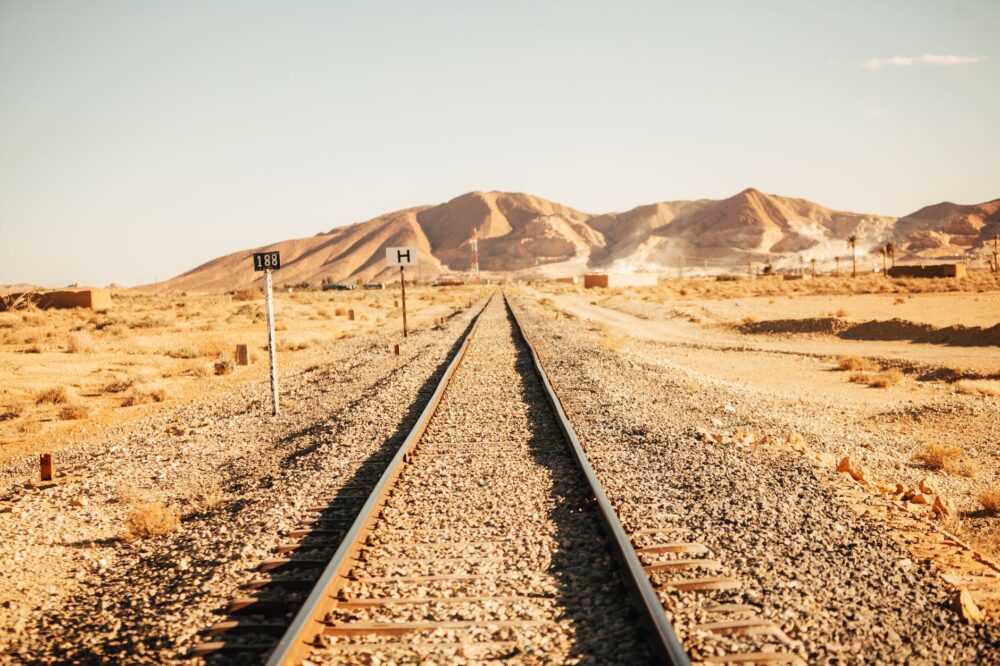 El laberinto ferroviario del Hedjaz: la infraestructura oculta, el vapor detenido y la odisea logística en el desierto arábigo