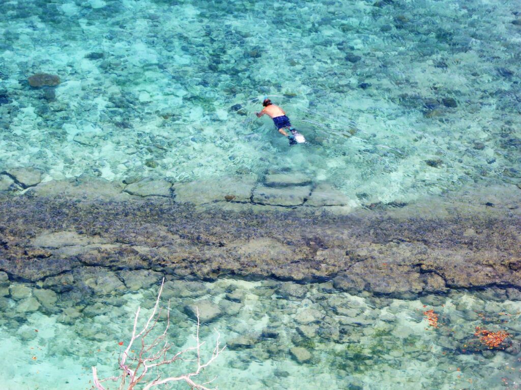 El laberinto intermodal del archipiélago de las islas de la Lealtad: veleros de carga, atolones de coral y la frágil conectividad de un santuario melanesio