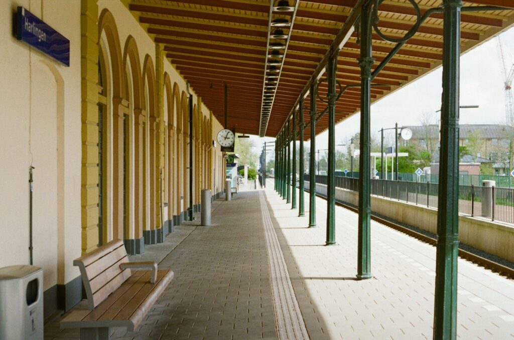El laberinto de las llanuras mareales: cómo la navegación de bajas emisiones y los trenes costeros transforman el transporte en Frisia