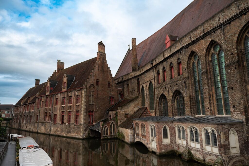 El silencio milenario de los canales de Flandes: navegación fluvial y arquitectura gótica en el corazón de Brujas