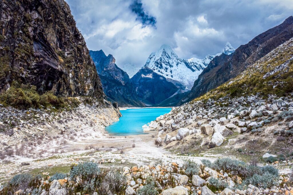 La Travesía del Sendero de Huayhuash en los Andes Peruanos: Guía de Expedición y Senderismo por los Paredones Glaciares de la Cordillera