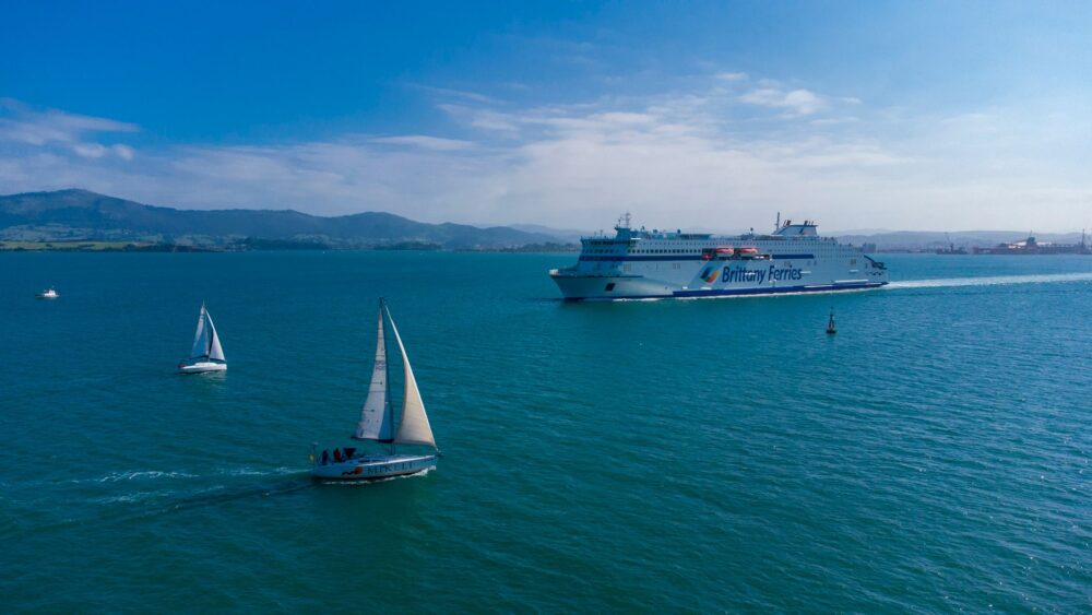 El laberinto intermodal del golfo de Hauraki: Transbordadores insulares, mareas de Waitemata y la frágil conectividad de Waiheke y Great Barrier