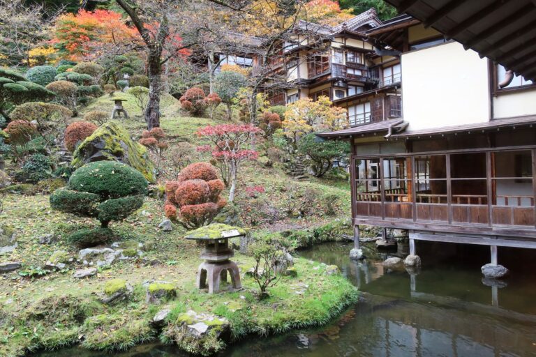 El silencio milenario de los onsen de Kurokawa: hidroterapia volcánica y arquitectura de madera en los valles de Kyūshū