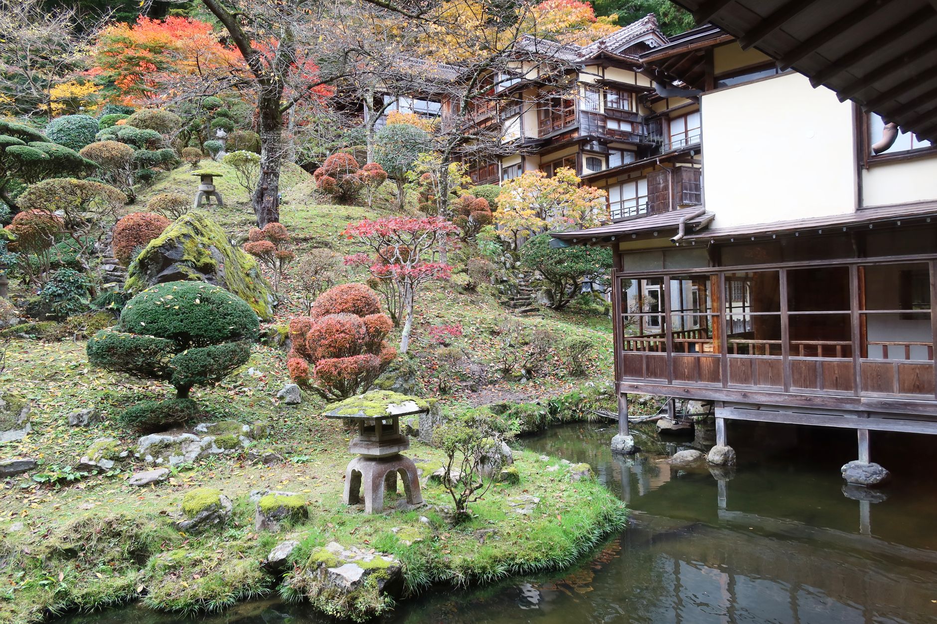 El silencio milenario de los onsen de Kurokawa: hidroterapia volcánica y arquitectura de madera en los valles de Kyūshū