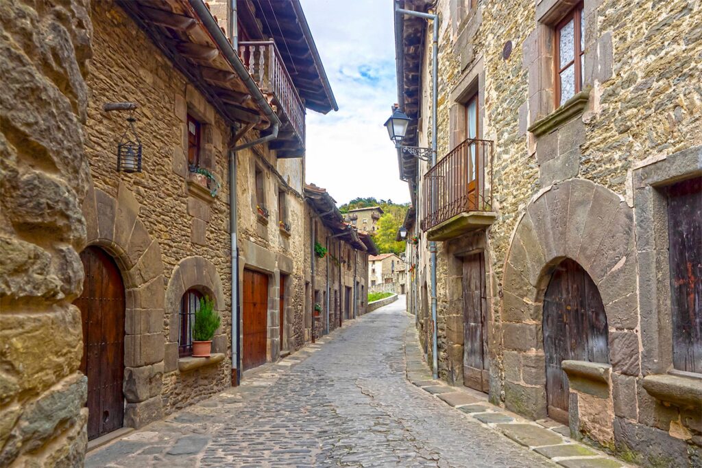Rupit i Pruit: el latencia medieval del Collsacabra sobre roca volcánica