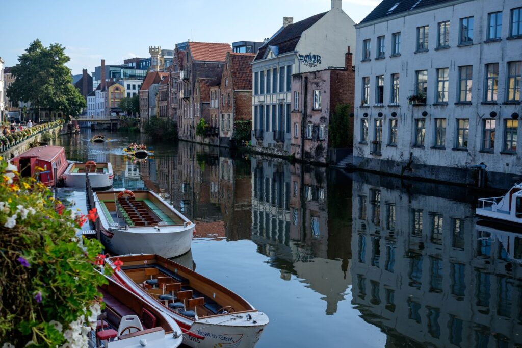 El silencio milenario de los canales de Flandes: navegación fluvial y arquitectura gótica en el corazón de Brujas