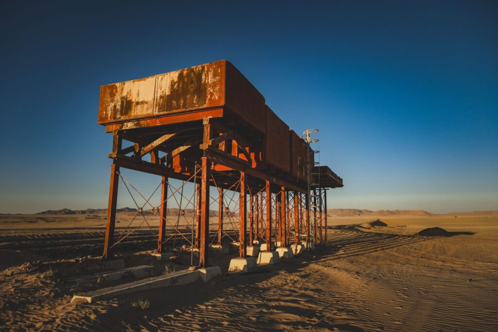 El pulso ferroviario del Hiyaz: ingeniería de vapor en los desiertos de piedra y la frágil conectividad histórica