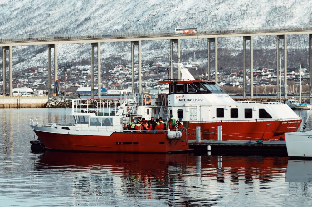 El latido del ferry de Tromsø a las islas Lofoten: navegación ártica y travesía por los fiordos noruegos