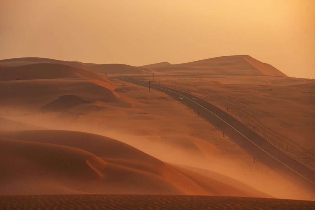 El latido intermodal de la Autopista Trans-Emiratos: Ingeniería viaria, logística inteligente y conectividad en el desierto de Rub al-Jali