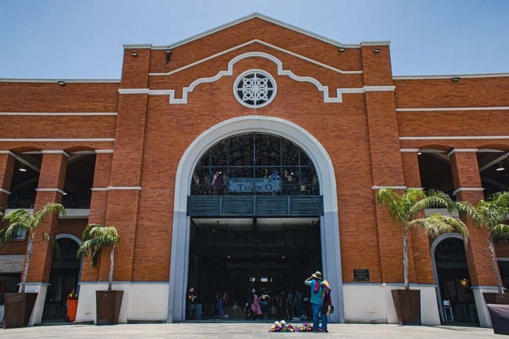 El secreto de la arcilla y el estuario: la liturgia del Mercado Central de Huelva y los tesoros de la Marisma