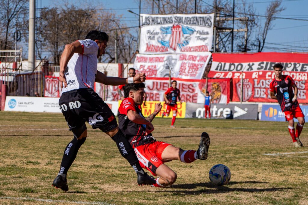 El templo de los noventa minutos: Cómo entender la cultura del fútbol en Chile a través de sus estadios
