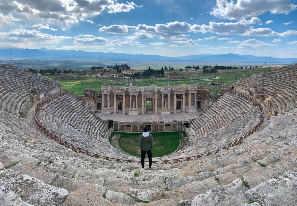 El silencio milenario de los baños de vapor de Pamukkale: hidroterapia travertina y arquitectura clásica en las terrazas de Anatolia