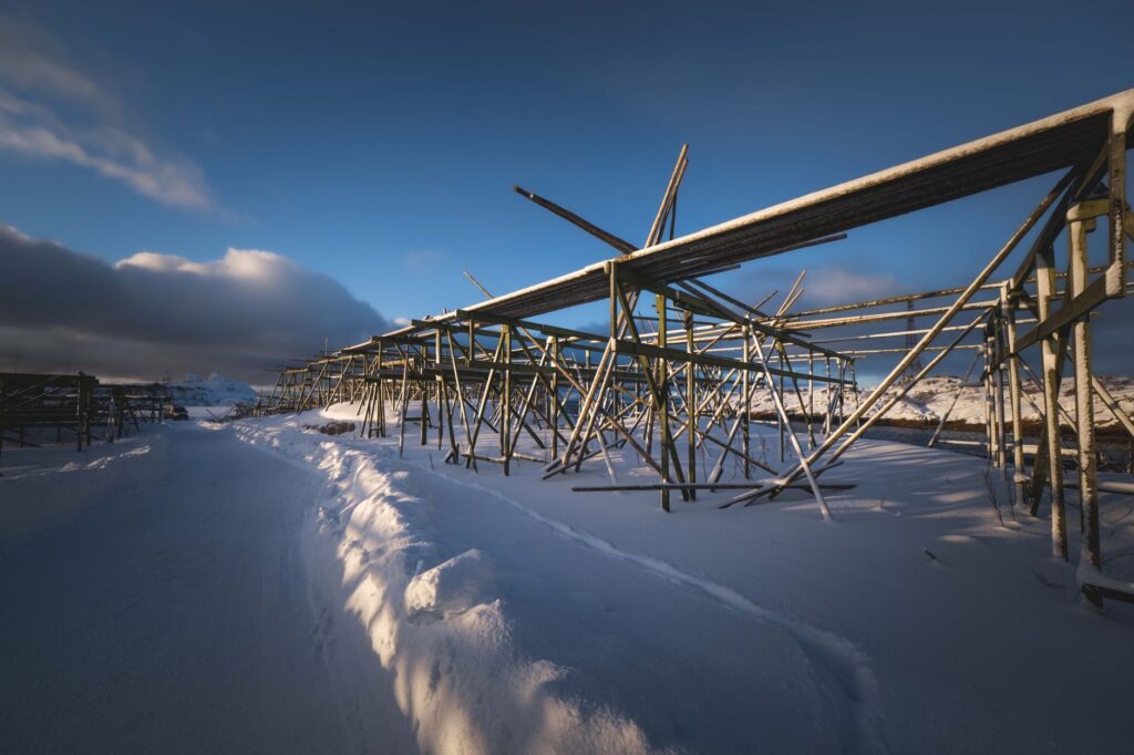 El latido mineral del archipiélago de Lofoten: navegación costera y arquitectura de madera en el círculo polar ártico