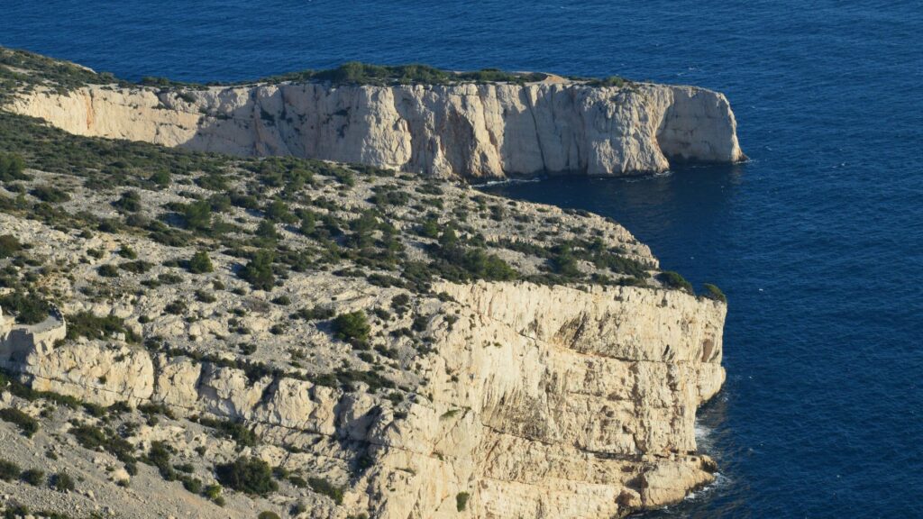 El Tren de la Costa Azul y el litoral provenzal: Ingeniería ferroviaria, viaductos sobre el Mediterráneo y conectividad litoral en el sur de Francia