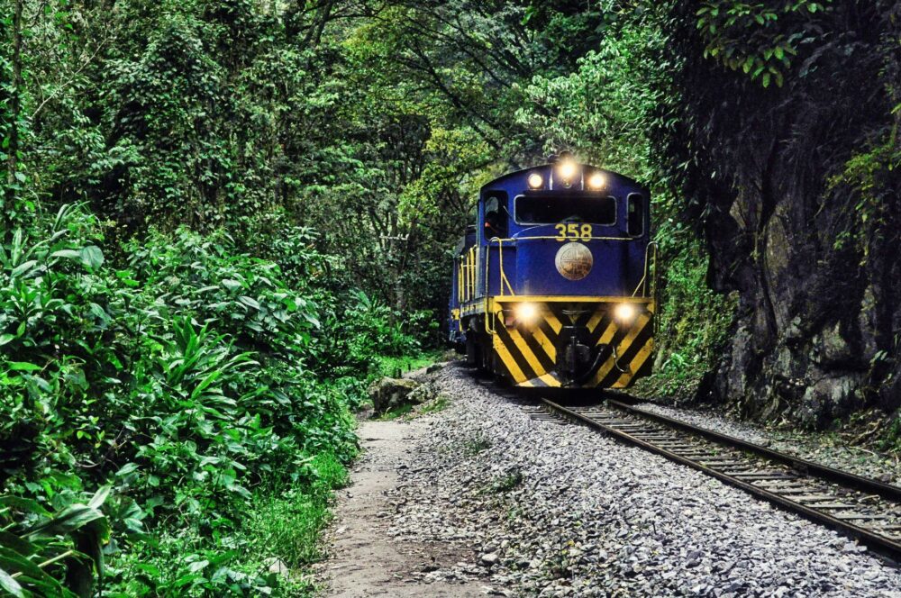 El Ferrocarril Trasandino Central: Ingeniería de quebradas, logística andina y la conectividad ferroviaria histórica entre Lima y Huancayo