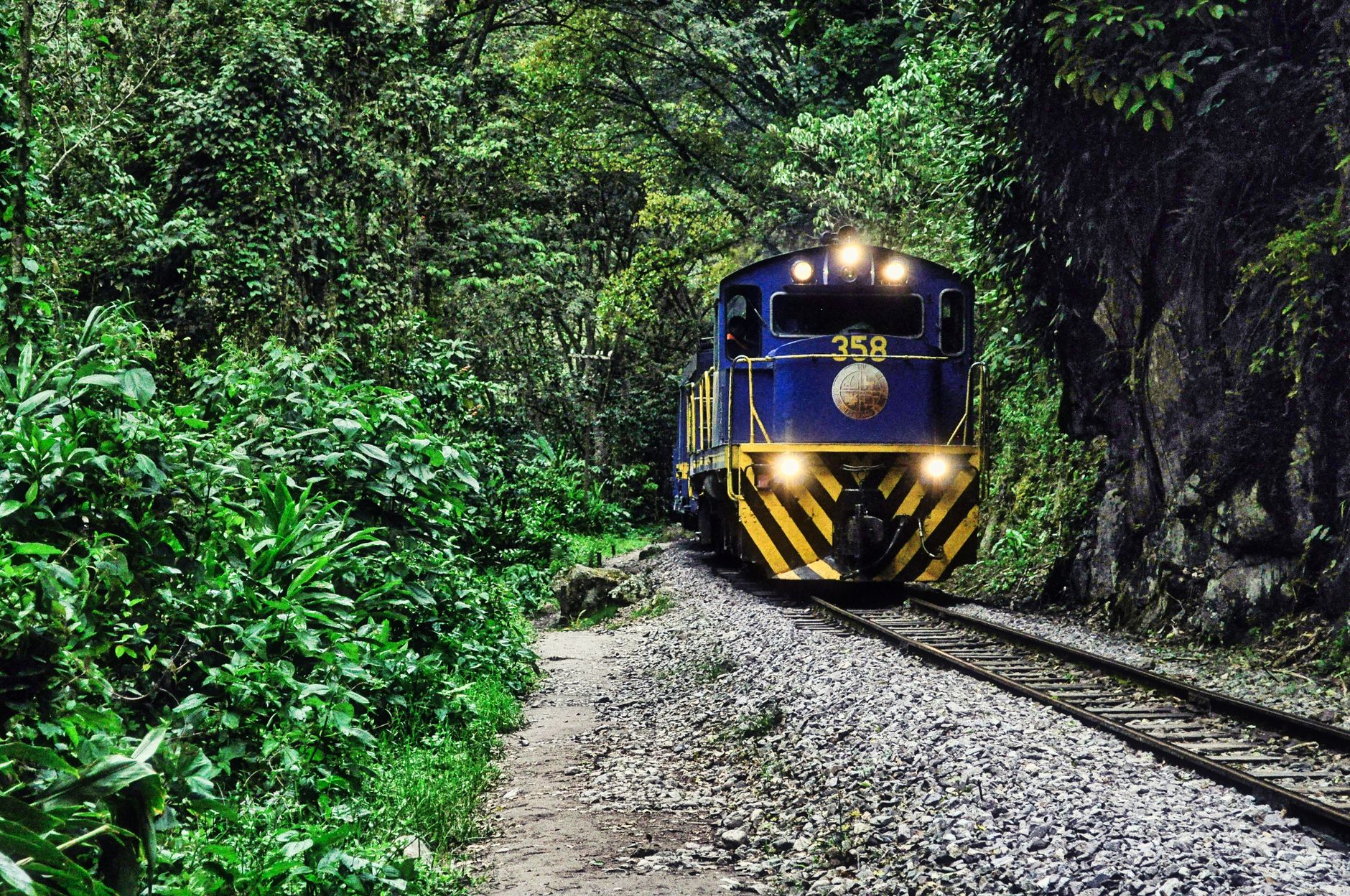 El Ferrocarril Trasandino Central: Ingeniería de quebradas, logística andina y la conectividad ferroviaria histórica entre Lima y Huancayo