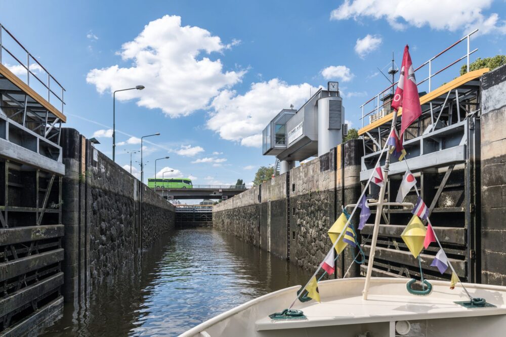 El laberinto de los canales de piedra: cómo la movilidad fluvial tradicional y los caminos de sirga eléctricos transforman el transporte en los canales de los Países Bajos