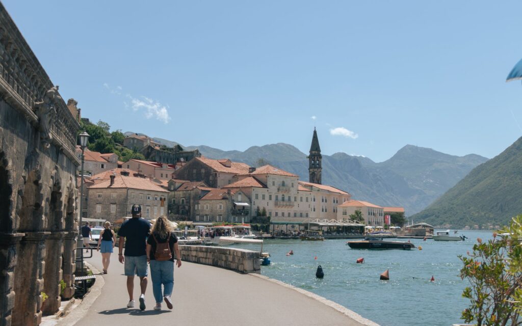 El pulso submarino de los fiordos de Kotor: ingeniería marítima y arquitectura defensiva en la bahía de Montenegro