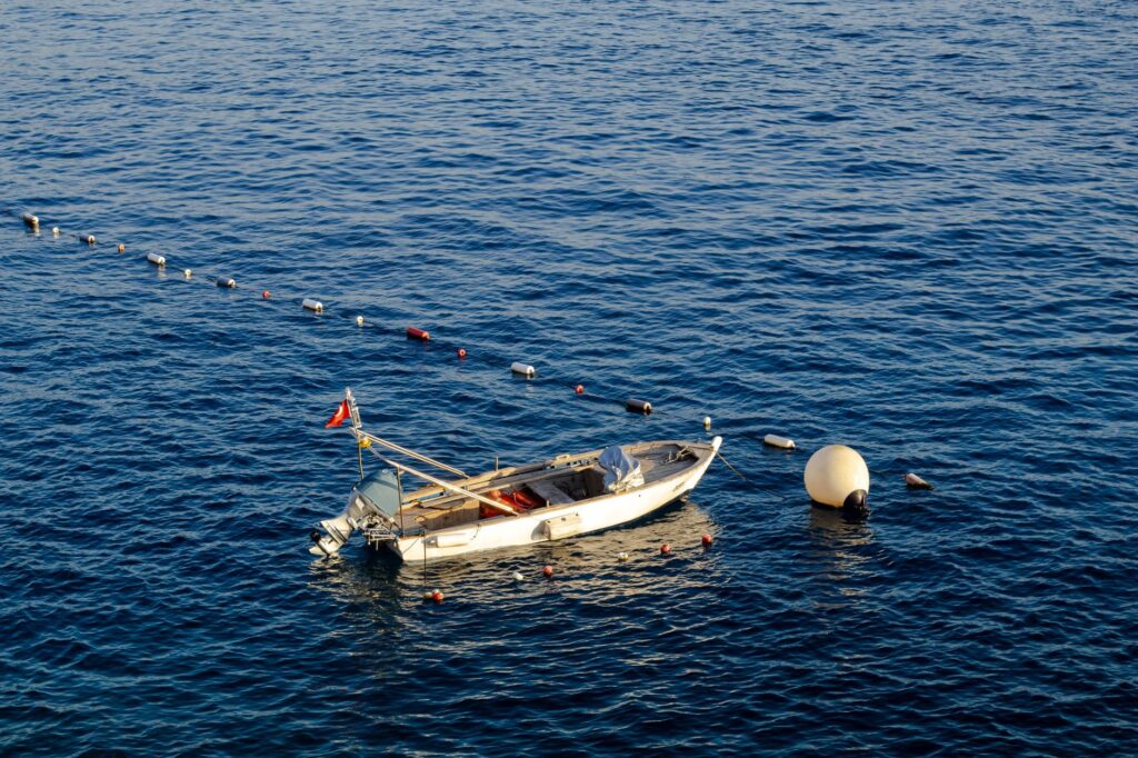La Travesía del Estrecho de Bonifacio en Velero: Guía de Navegación Oceánica y Logística Náutica entre Córcega y Cerdeña