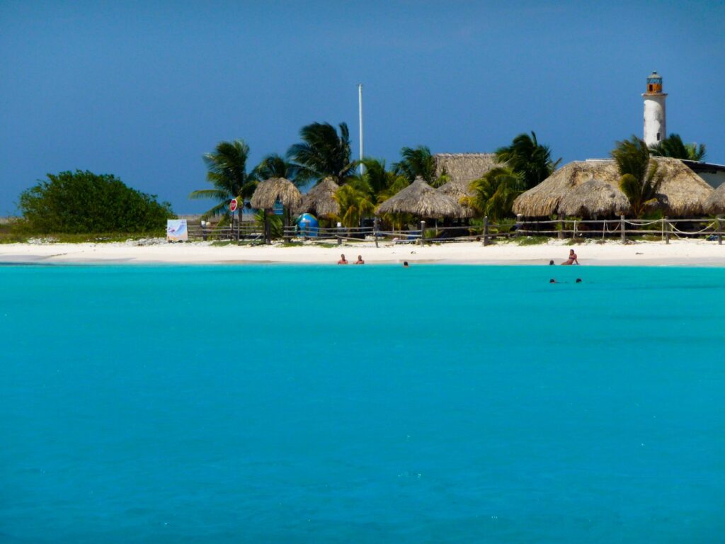El laberinto intermodal del archipiélago de las islas San Blas: piraguas de madera, pistas de arena y la frágil conectividad de un confín caribeño