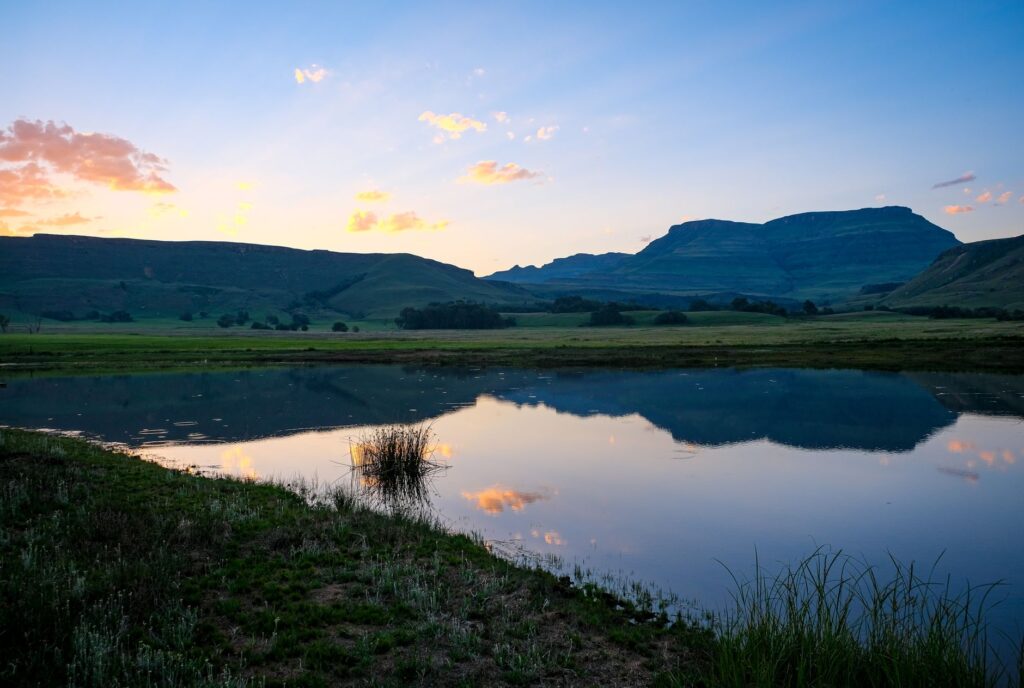 La Travesía del Drakensberg: Guía de Expedición y Senderismo por el Gran Escarpe de Sudáfrica