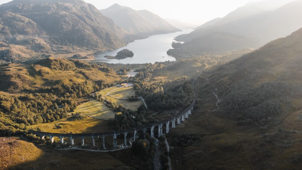 El latido del tren de las Highlands: ingeniería victoriana, turbales y soledad atlántica en la línea de West Highland