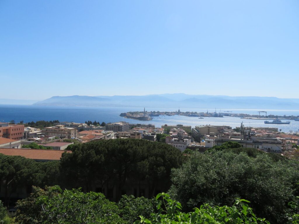 El laberinto intermodal del estrecho de Messina: la compleja logística de los transbordadores y trenes embarcados entre Calabria y Sicilia