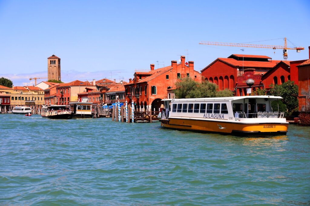 El Renacimiento de la Vidrio Soplado de Murano: Fuego, Alquimia y Sostenibilidad en la Laguna de Venecia