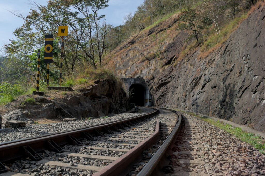 El Ferrocarril Transpirenaico Oriental: Ingeniería de valles profundos, logística fronteriza y la conectividad ferroviaria histórica entre Ripoll y Puigcerdà