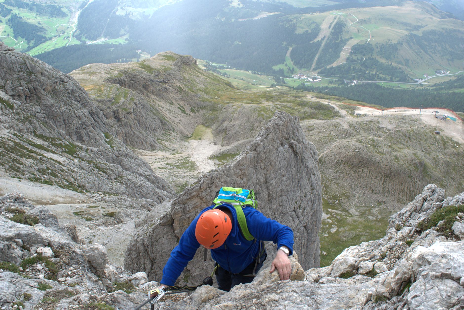 La Travesía del Sendero de Alta Ruta de los Dolomitas Vía Ferrata en Italia: Guía de Expedición y Escalada Vertical por los Murallones Calcáreos de los Alpes