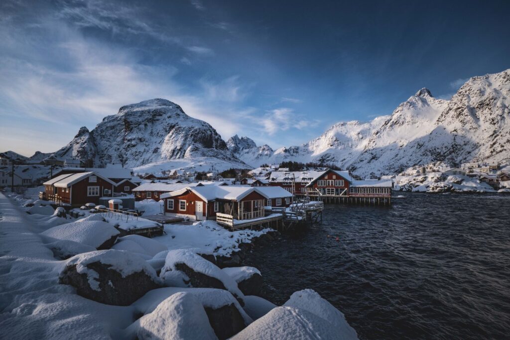 El silencio milenario de los fiordos de Lofoten: arquitectura de madera y navegación entre murallas de granito en el Mar de Noruega
