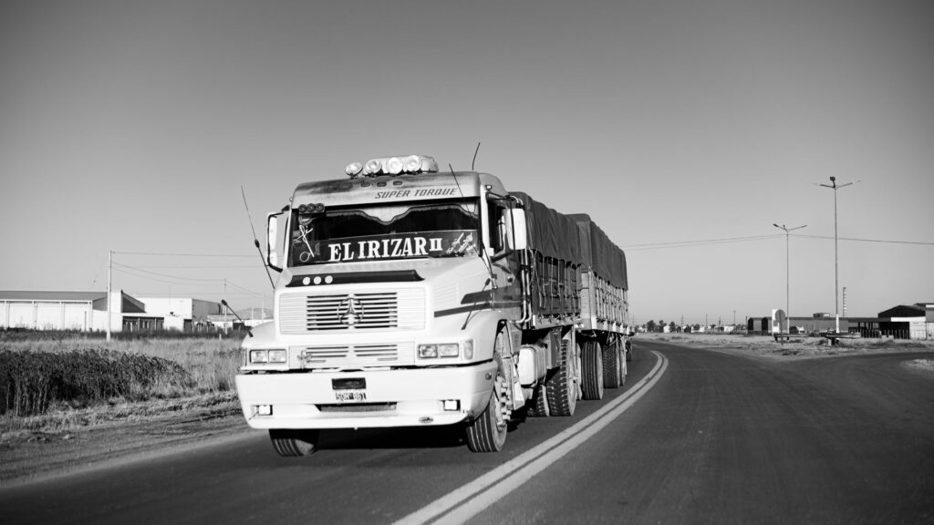 El laberinto intermodal del lago Titicaca: lanchas de totora, catamaranes de gran calado y la frágil conectividad de un altiplano andino