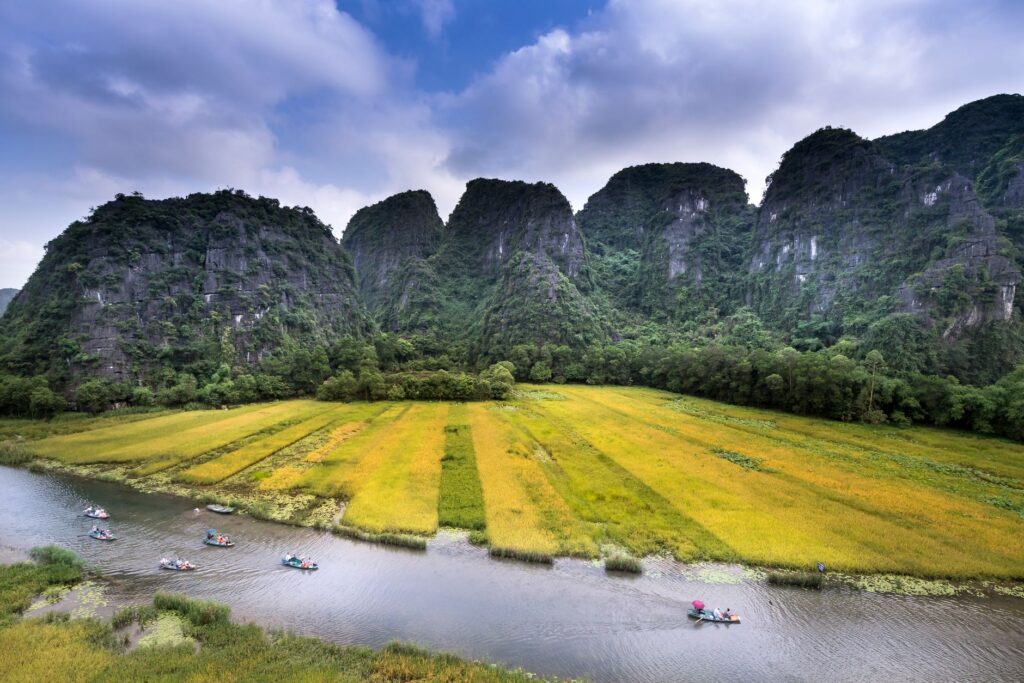 Rieles de imperial soberanía: el convoy contemporáneo que une Hanói con el karst de Ninh Binh