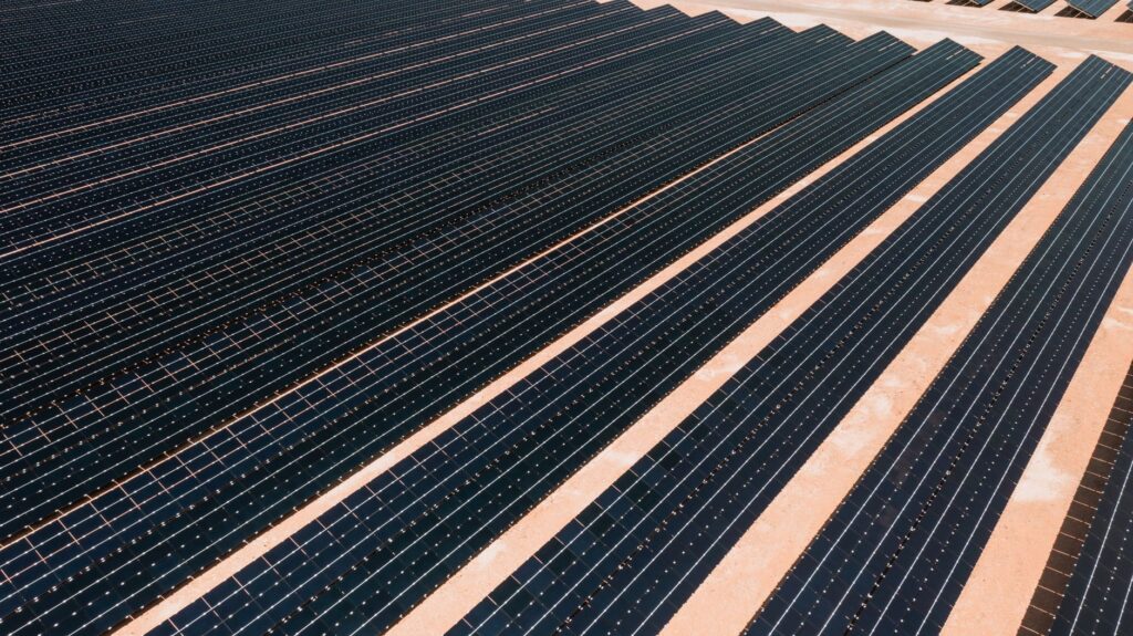 El laberinto de las dunas rojas: cómo la red de vehículos solares y movilidad comunitaria redefine el transporte en el desierto de Wadi Rum