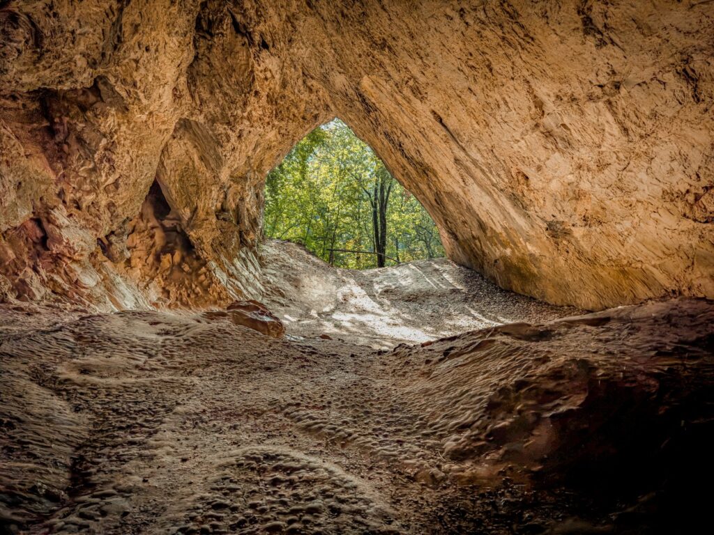 El latido mineral del tren de la cuenca del Loira: ingeniería fluvial y castillos de toba en el jardín de Francia