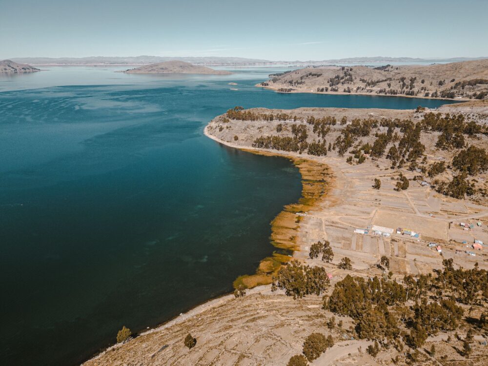 El laberinto intermodal del lago Titicaca: lanchas de totora, catamaranes de gran calado y la frágil conectividad de un altiplano andino