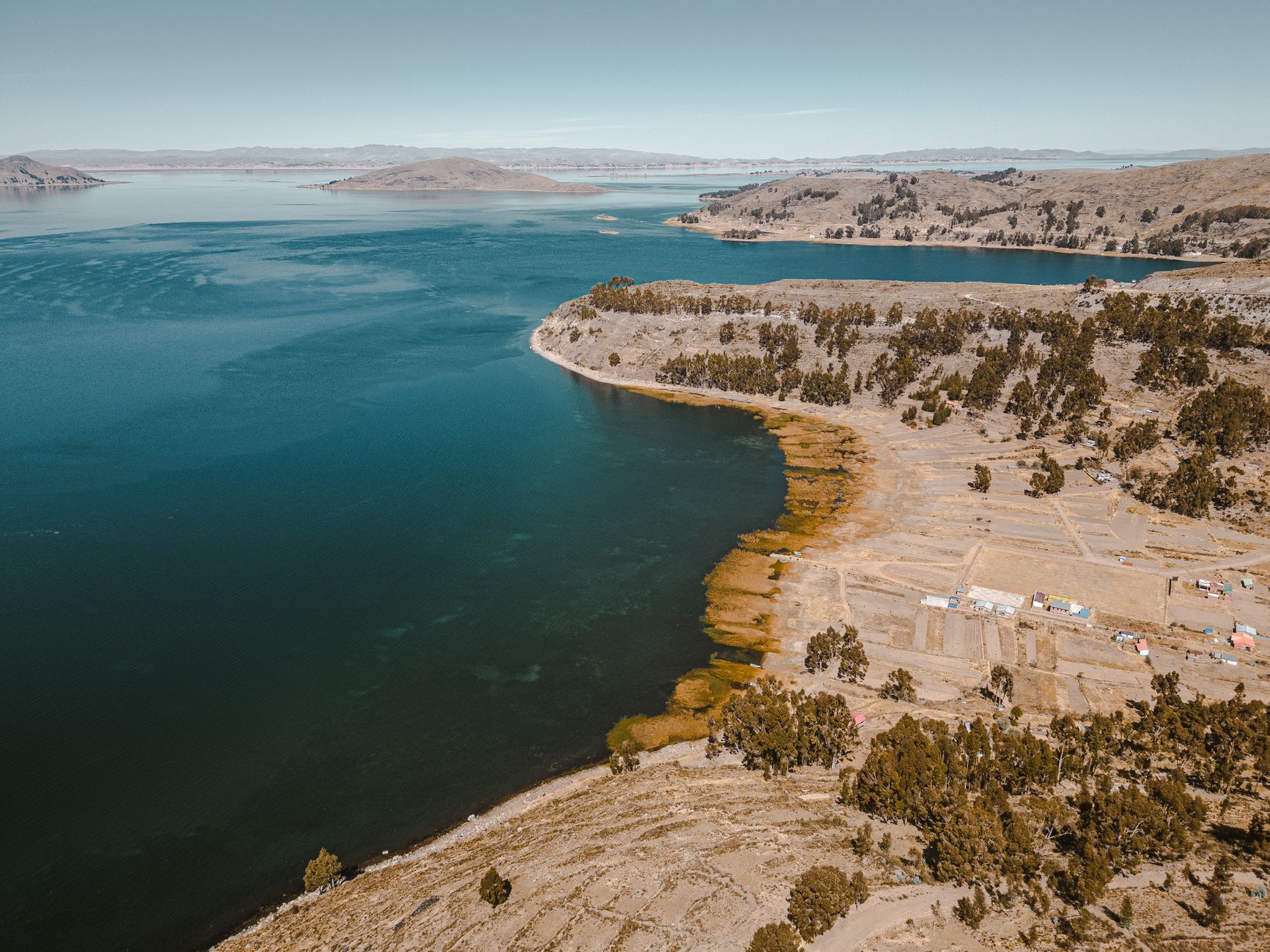 El laberinto intermodal del lago Titicaca: lanchas de totora, catamaranes de gran calado y la frágil conectividad de un altiplano andino