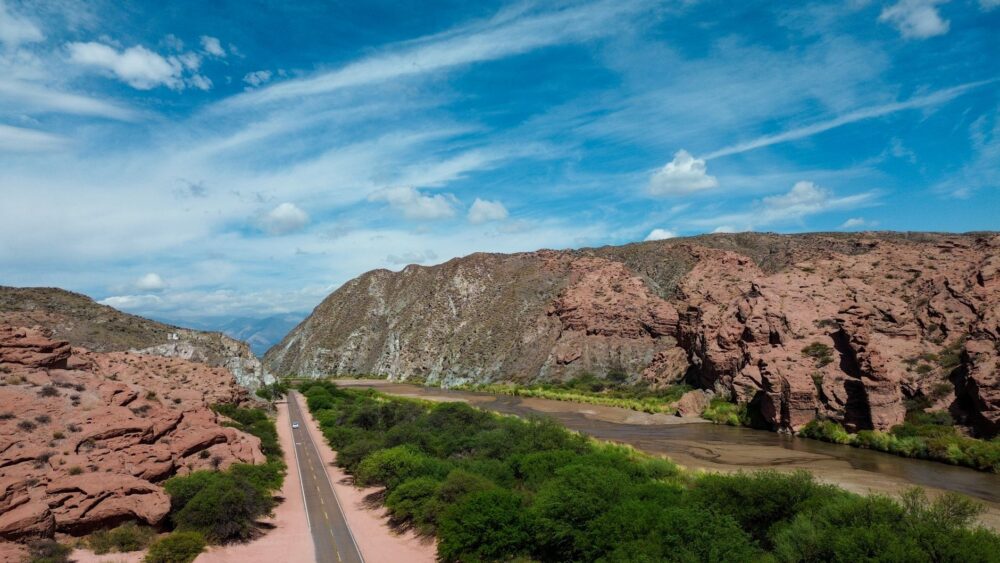 El laberinto de los cañones fluviales: cómo la electrificación fluvial y las vías verdes de ribera transforman el transporte en el valle del Mosela