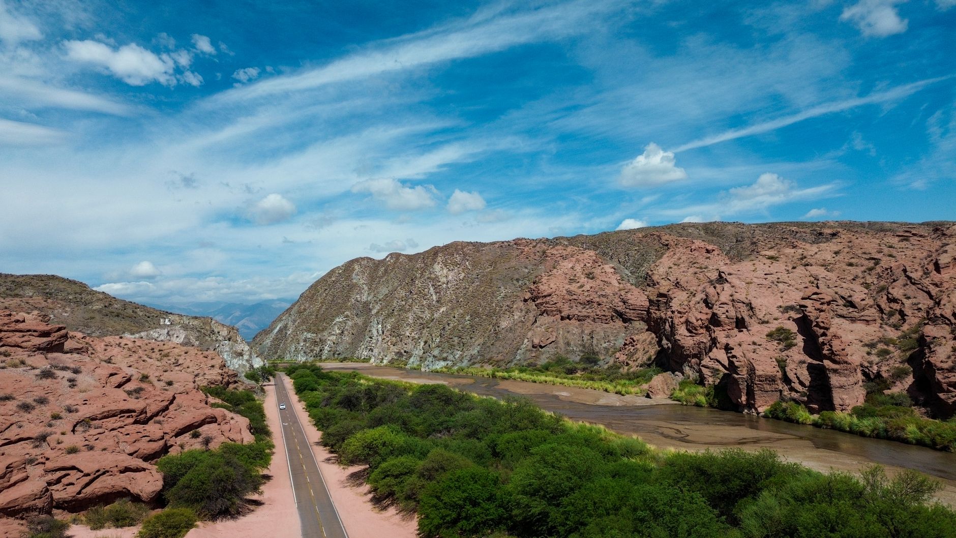 El laberinto de los cañones fluviales: cómo la electrificación fluvial y las vías verdes de ribera transforman el transporte en el valle del Mosela
