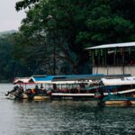 La ruta del cacao y el vapor: Ingeniería de selva, logística fluvial y conectividad ferroviaria histórica hacia el Caribe colombiano