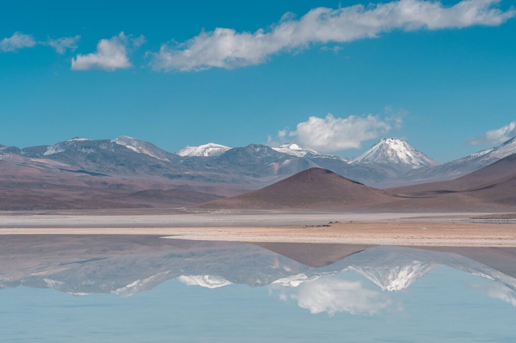 El laberinto de las estepas salinas: cómo la movilidad eléctrica compartida y los senderos mineros transforman el transporte en el Salar de Uyuni